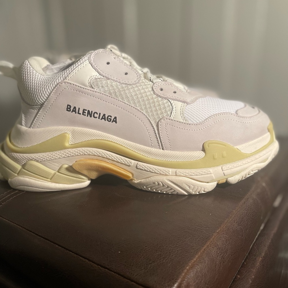 Slightly worn size 42 Balenciaga triple S sneakers. No box